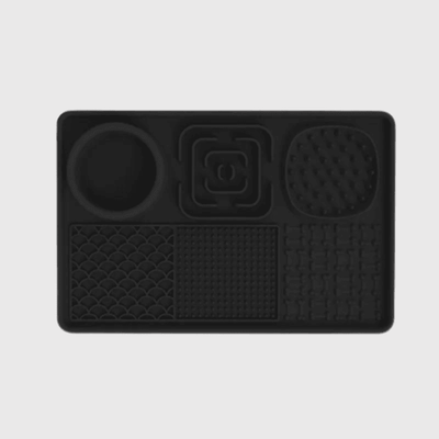 https://cdn.shopify.com/s/files/1/0763/9767/4819/files/Tapis_de_lechage_chien_en_forme_de_plateau_noir.png?v=1695394434