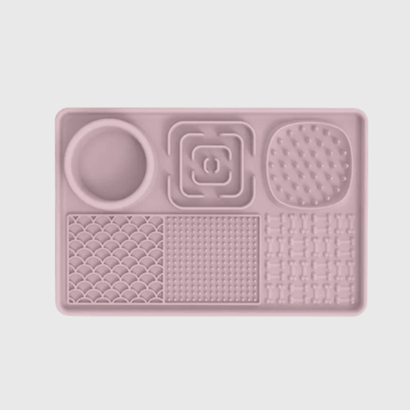 https://cdn.shopify.com/s/files/1/0763/9767/4819/files/Tapis_de_lechage_chien_en_forme_de_plateau_rose.png?v=1695394434