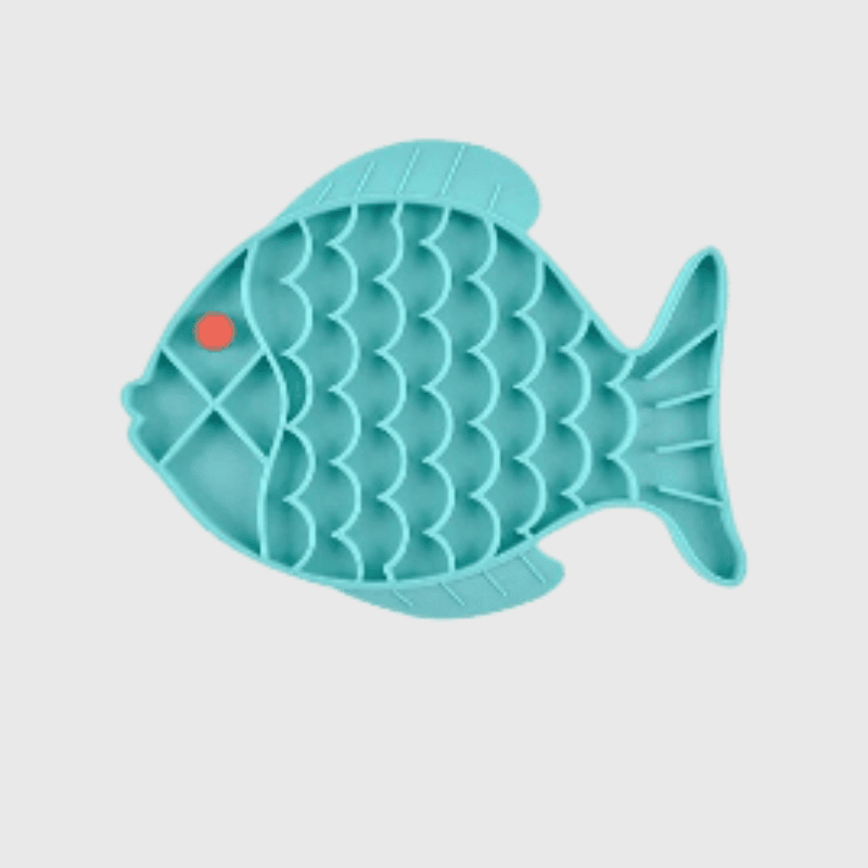 https://cdn.shopify.com/s/files/1/0763/9767/4819/files/Tapis_de_lechage_chien_en_forme_de_poisson_bleu.png?v=1695658215