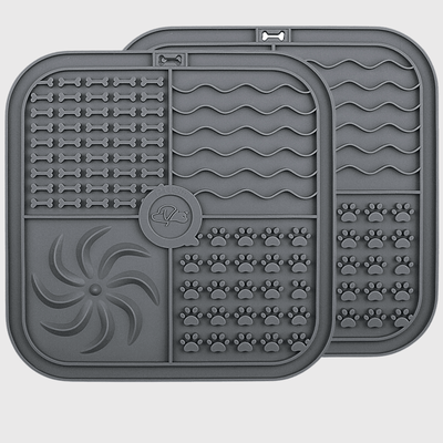 https://cdn.shopify.com/s/files/1/0763/9767/4819/files/Tapis_de_lechage_chien_grand_carre_double_gris.png?v=1692970722
