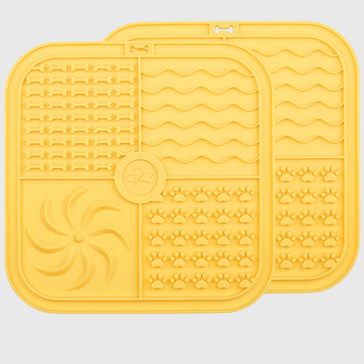 https://cdn.shopify.com/s/files/1/0763/9767/4819/files/Tapis_de_lechage_chien_grand_carre_double_jaune.png?v=1692988941