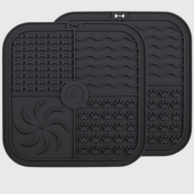 https://cdn.shopify.com/s/files/1/0763/9767/4819/files/Tapis_de_lechage_chien_grand_carre_double_noir.png?v=1692970722