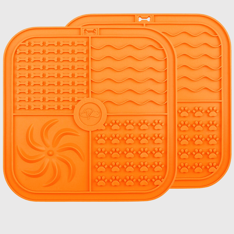 https://cdn.shopify.com/s/files/1/0763/9767/4819/files/Tapis_de_lechage_chien_grand_carre_double_orange.png?v=1692988941