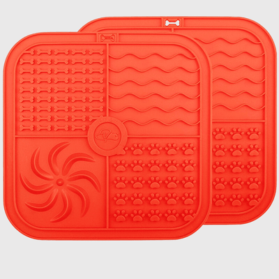 https://cdn.shopify.com/s/files/1/0763/9767/4819/files/Tapis_de_lechage_chien_grand_carre_double_rouge.png?v=1692970722