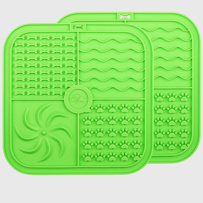 https://cdn.shopify.com/s/files/1/0763/9767/4819/files/Tapis_de_lechage_chien_grand_carre_double_vert.png?v=1692988941