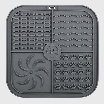 https://cdn.shopify.com/s/files/1/0763/9767/4819/files/Tapis_de_lechage_chien_grand_carre_gris.png?v=1692988941