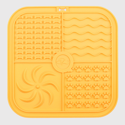 https://cdn.shopify.com/s/files/1/0763/9767/4819/files/Tapis_de_lechage_chien_grand_carre_jaune.png?v=1693047699