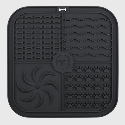 https://cdn.shopify.com/s/files/1/0763/9767/4819/files/Tapis_de_lechage_chien_grand_carre_noir.png?v=1692988941