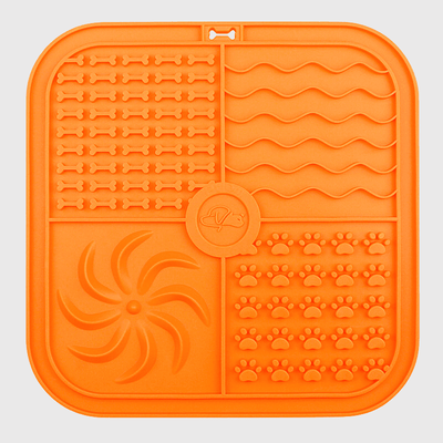 https://cdn.shopify.com/s/files/1/0763/9767/4819/files/Tapis_de_lechage_chien_grand_carre_orange.png?v=1693047699