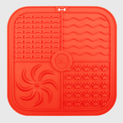 https://cdn.shopify.com/s/files/1/0763/9767/4819/files/Tapis_de_lechage_chien_grand_carre_rouge.png?v=1693047699
