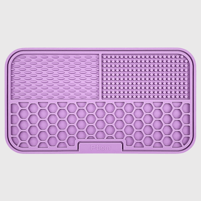 https://cdn.shopify.com/s/files/1/0763/9767/4819/files/Tapis_de_lechage_chien_rectangle_violet_fidele_compagnon.png?v=1692987583