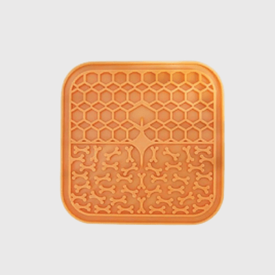 https://cdn.shopify.com/s/files/1/0763/9767/4819/files/Tapis_de_lechage_chien_ventouse_orange.png?v=1749649431