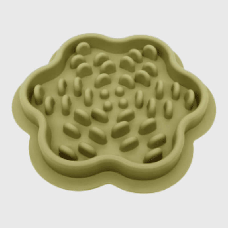 https://cdn.shopify.com/s/files/1/0763/9767/4819/files/Tapis_de_lechage_pour_chien_en_forme_de_fleur_marron.png?v=1695659085