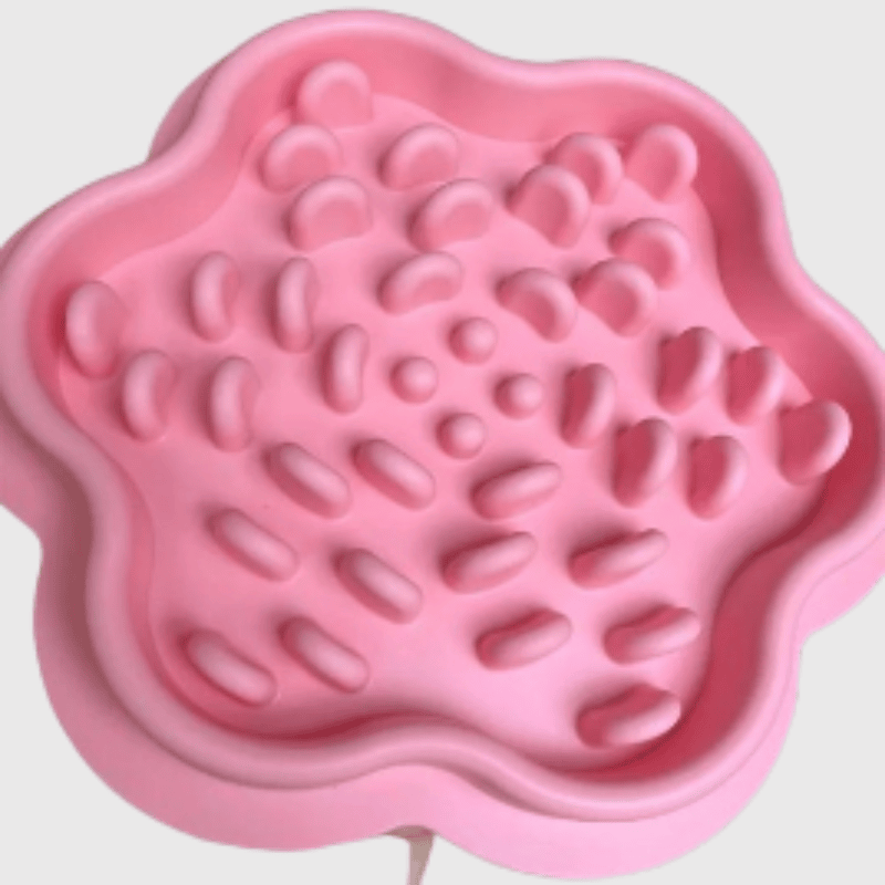 https://cdn.shopify.com/s/files/1/0763/9767/4819/files/Tapis_de_lechage_pour_chien_en_forme_de_fleur_rose.png?v=1695659085