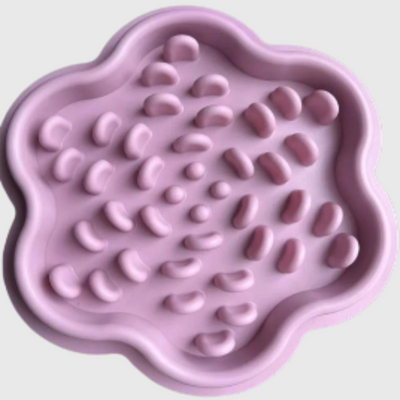 https://cdn.shopify.com/s/files/1/0763/9767/4819/files/Tapis_de_lechage_pour_chien_en_forme_de_fleur_violet.png?v=1695659085