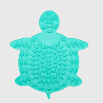 https://cdn.shopify.com/s/files/1/0763/9767/4819/files/Tapis_de_lechage_pour_chien_en_forme_de_tortue_cyan.png?v=1749649664