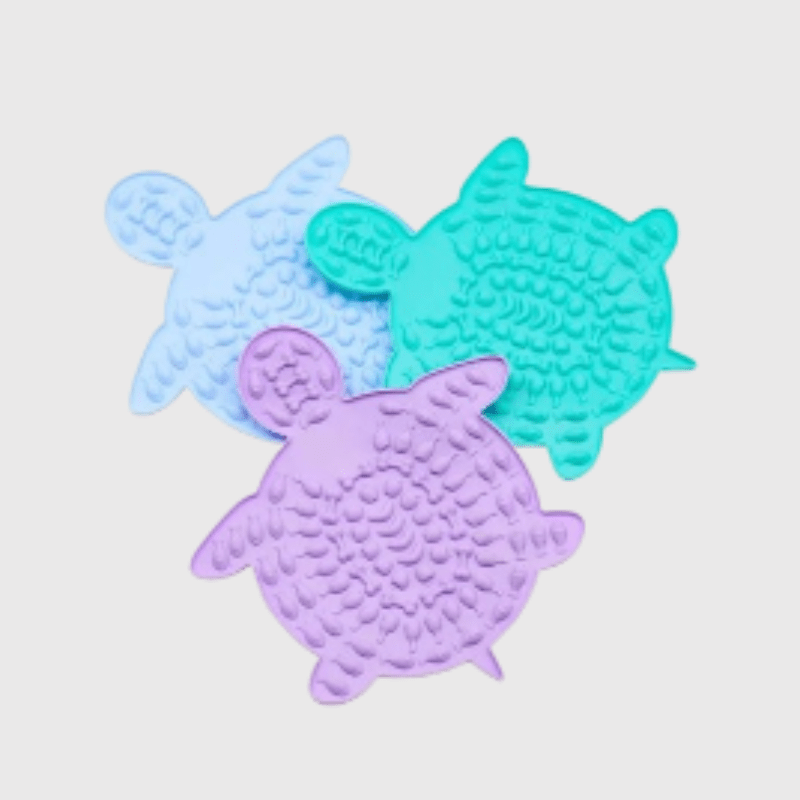 https://cdn.shopify.com/s/files/1/0763/9767/4819/files/Tapis_de_lechage_pour_chien_en_forme_de_tortue_demo.png?v=1749649664