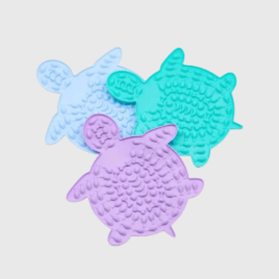https://cdn.shopify.com/s/files/1/0763/9767/4819/files/Tapis_de_lechage_pour_chien_en_forme_de_tortue_demo.png?v=1749649664