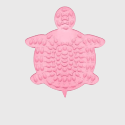 https://cdn.shopify.com/s/files/1/0763/9767/4819/files/Tapis_de_lechage_pour_chien_en_forme_de_tortue_rose.png?v=1749649664