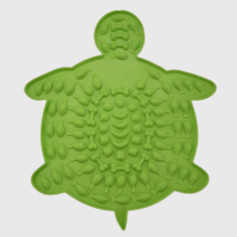 https://cdn.shopify.com/s/files/1/0763/9767/4819/files/Tapis_de_lechage_pour_chien_en_forme_de_tortue_verte.png?v=1749649664