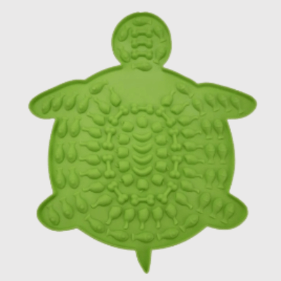 https://cdn.shopify.com/s/files/1/0763/9767/4819/files/Tapis_de_lechage_pour_chien_en_forme_de_tortue_verte.png?v=1749649664
