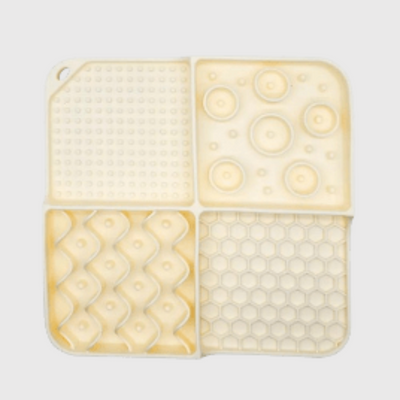 https://cdn.shopify.com/s/files/1/0763/9767/4819/files/Tapis_de_lechage_pour_chien_en_silicone_beige.png?v=1695661063