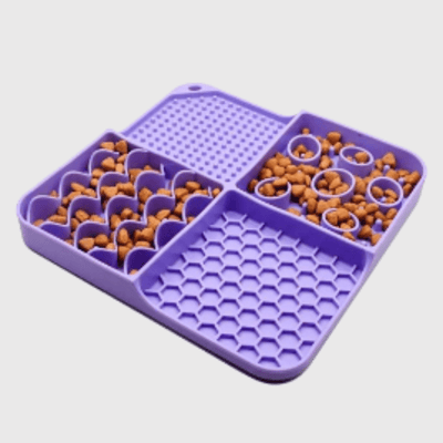 https://cdn.shopify.com/s/files/1/0763/9767/4819/files/Tapis_de_lechage_pour_chien_en_silicone_demo_croquette.png?v=1695661063