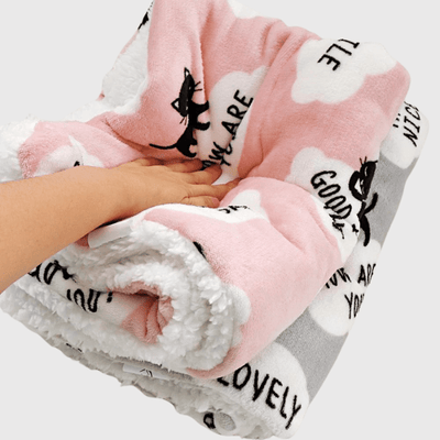 https://cdn.shopify.com/s/files/1/0763/9767/4819/files/Tapis_de_voyage_pour_chien_doux.png?v=1747922510