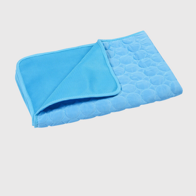 https://cdn.shopify.com/s/files/1/0763/9767/4819/files/Tapis_rafraichissant_pour_chien_non_toxique_bleu.png?v=1746196841
