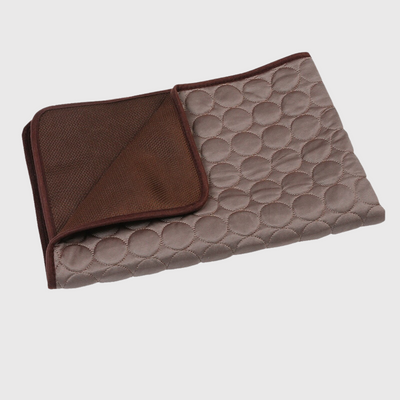 https://cdn.shopify.com/s/files/1/0763/9767/4819/files/Tapis_rafraichissant_pour_chien_non_toxique_marron.png?v=1746196841
