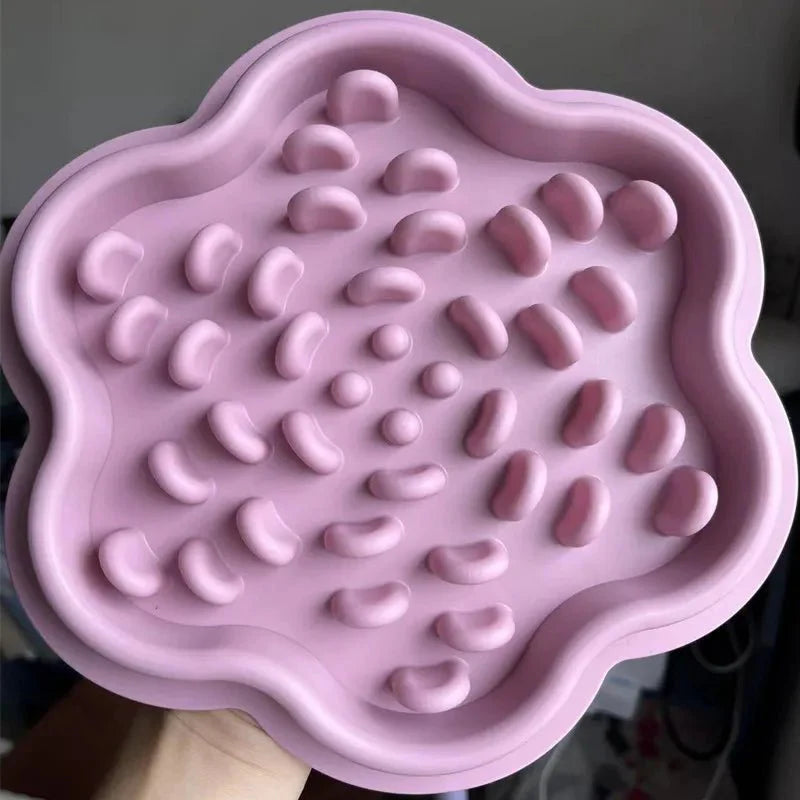 https://cdn.shopify.com/s/files/1/0647/9170/7830/files/gamelle-en-silicone-anti-goinfre-pour-chien-2193381.webp?v=1777924809