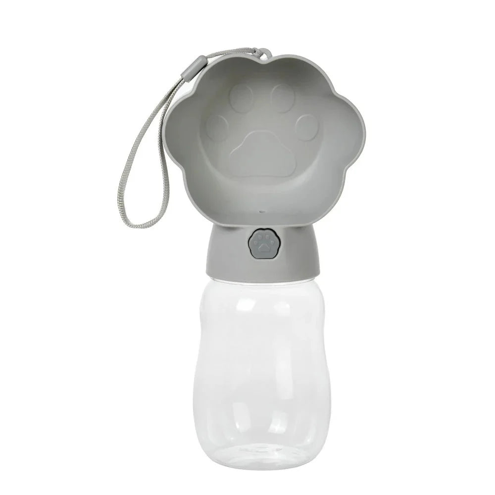 https://cdn.shopify.com/s/files/1/0647/9170/7830/files/gourde-portable-2en1-pour-chien-1076359.webp?v=1777924633