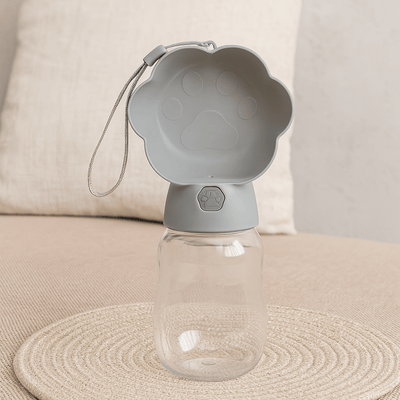 https://cdn.shopify.com/s/files/1/0647/9170/7830/files/gourde-portable-2en1-pour-chien-5543659.png?v=1777924635
