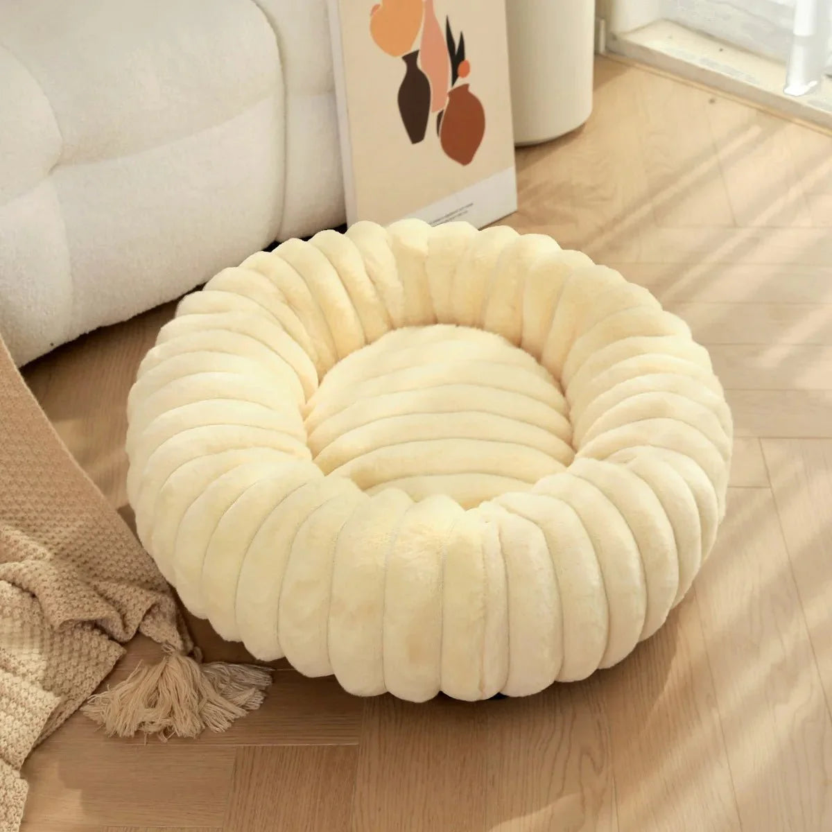 https://cdn.shopify.com/s/files/1/0647/9170/7830/files/panier-fluffy-style-velour-pour-grand-chien-beige-3019648.webp?v=1777924387