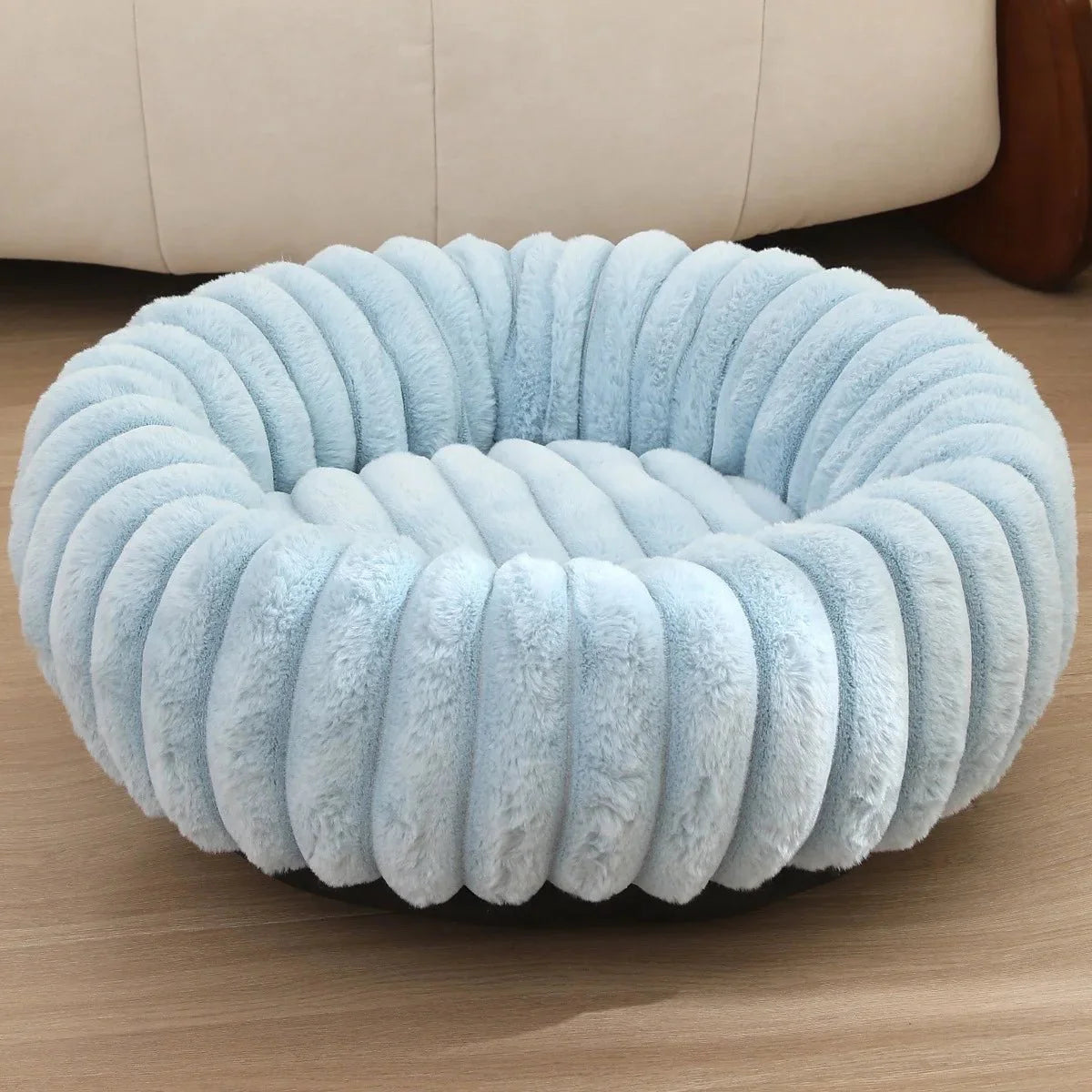 https://cdn.shopify.com/s/files/1/0647/9170/7830/files/panier-fluffy-style-velour-pour-grand-chien-bleu-9862230.webp?v=1777924149