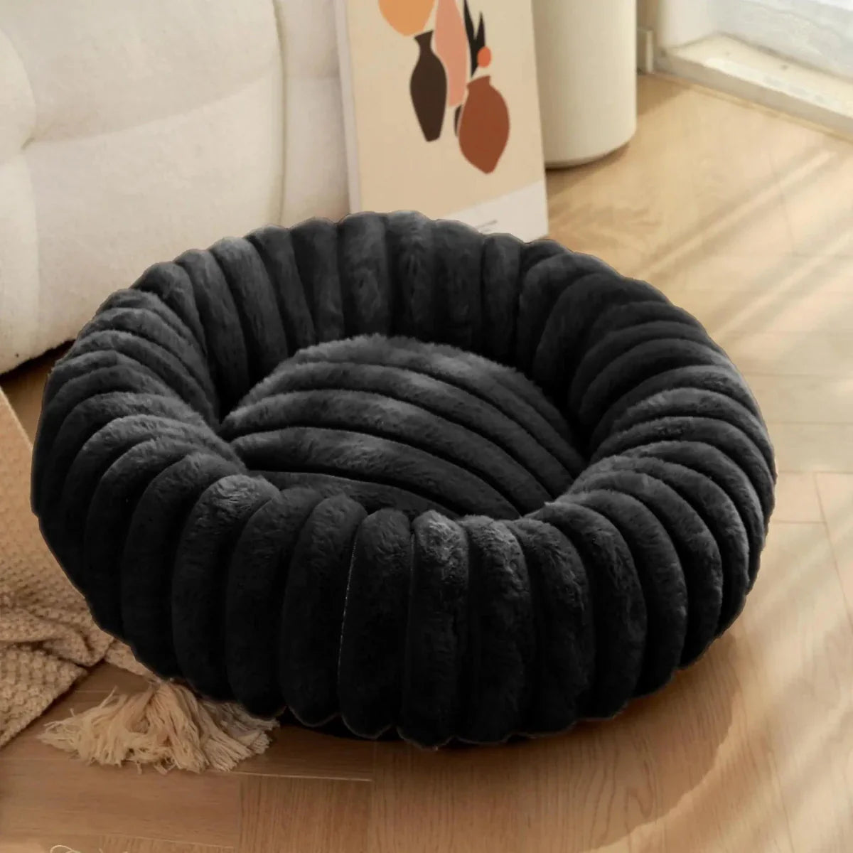 https://cdn.shopify.com/s/files/1/0647/9170/7830/files/panier-fluffy-style-velour-pour-grand-chien-noir-8189713.webp?v=1777924283