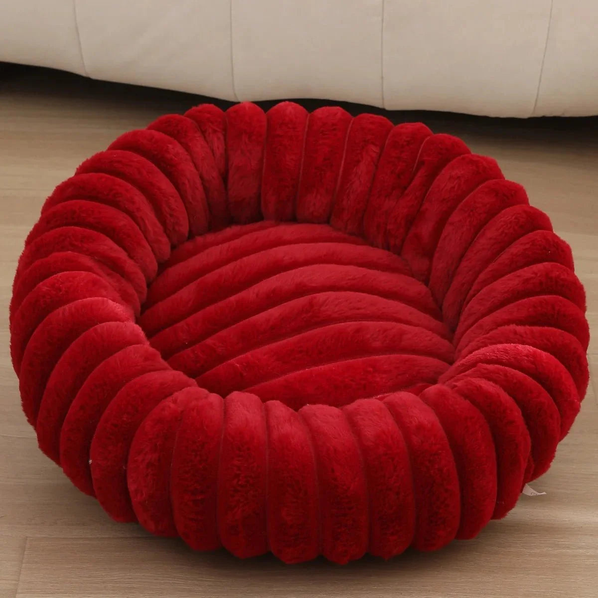 https://cdn.shopify.com/s/files/1/0647/9170/7830/files/panier-fluffy-style-velour-pour-grand-chien-rouge-7554833.webp?v=1777924150