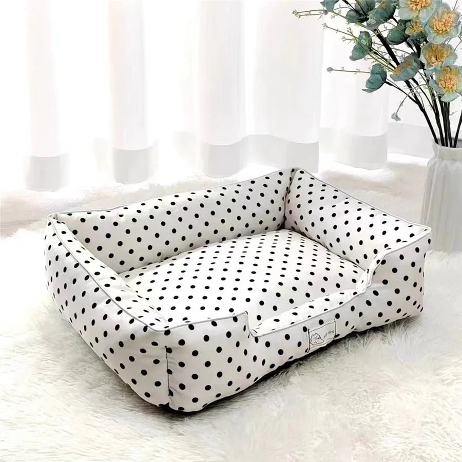 https://cdn.shopify.com/s/files/1/0647/9170/7830/files/panier-pour-petit-chien-a-pois-7140649.webp?v=1777924329
