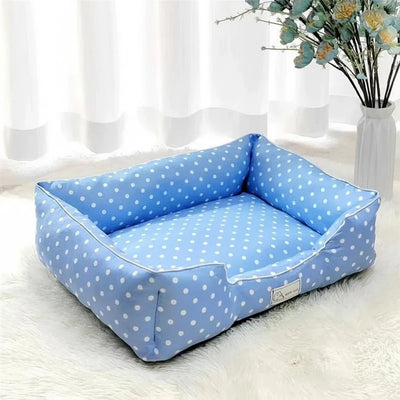 https://cdn.shopify.com/s/files/1/0647/9170/7830/files/panier-pour-petit-chien-a-pois-8789156.webp?v=1777924329