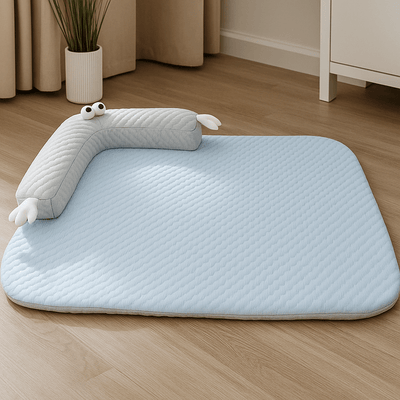 https://cdn.shopify.com/s/files/1/0647/9170/7830/files/petit-tapis-dete-avec-coussin-7955330.png?v=1777925235