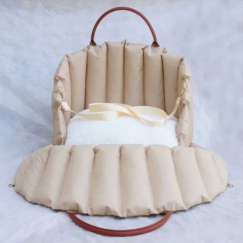 https://cdn.shopify.com/s/files/1/0647/9170/7830/files/sac-de-transport-pour-petit-chien-de-luxe-5327955.webp?v=1777923255